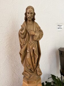 Herz-Jesu Statue (links vom Altar)