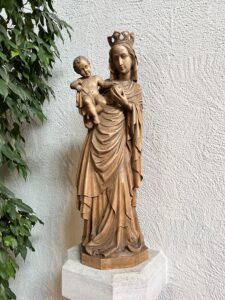 Holzstatue Muttergottes mit Kind in Schönenberg