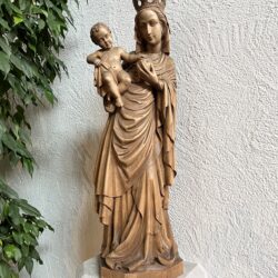 Holzstatue Muttergottes mit Kind in Schönenberg