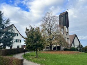 Hl. Familie Schönenberg (links Pfarrhaus)